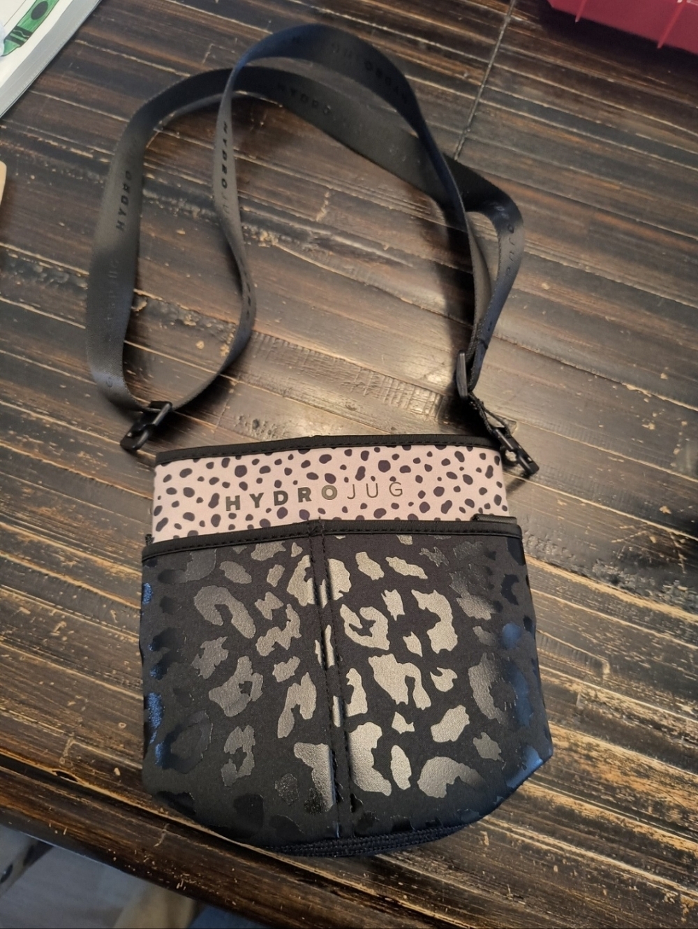HydroJug Sleeve 73oz Leopard Print With 2 pockets & Adjustable Strap Black Tan